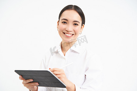 315徽标摄影照片_在数字平板电脑上工作的女商人肖像，为在小工具上召开会议创建图表，站在白色背景上