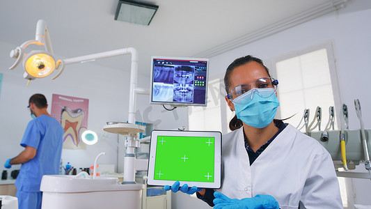 牙医 analisyng x 射线患者 pov 使用带绿屏的平板电脑