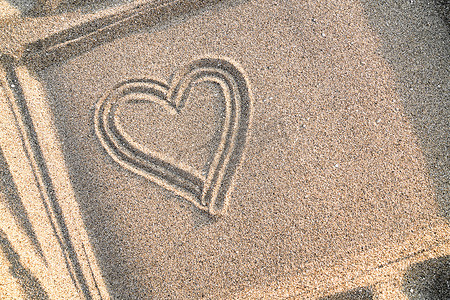 沙子上画心的背景，爱的概念，复制空间