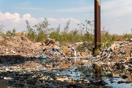 被塑料垃圾污染的河流。