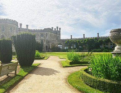 花园摄影照片_夏季的 Ashridge House 和花园，说明性社论