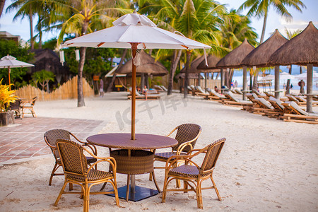 自助宴会摄影照片_热带海滩上的户外咖啡馆