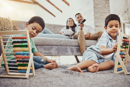 数学、家庭或儿童在父母放松看电视的情况下学习发展成长。