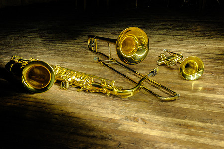 黄铜和管乐器-萨克斯管、长号、带背光的舞台上的小号