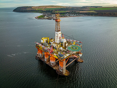 海上石油和天然气钻井平台鸟瞰图