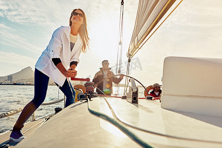乘船、情侣和海上旅行、退休假期和爱好和方向盘团队合作的财富投资。