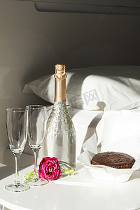 豪华酒店房间里的两杯香槟和巧克力甜点。