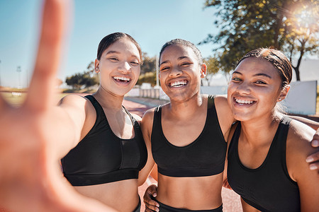 快乐的健身团队、跑步者或自拍，以在马拉松赛道或赛事上进行健康、激励或训练。