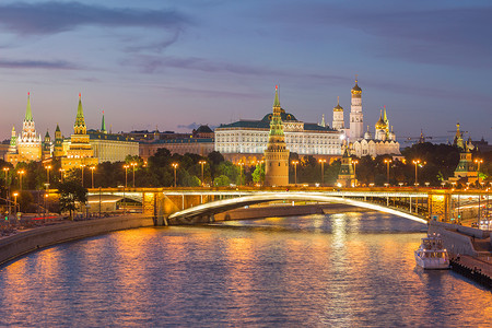 夜间有桥的莫斯科克里姆林宫和莫斯科河被照亮。