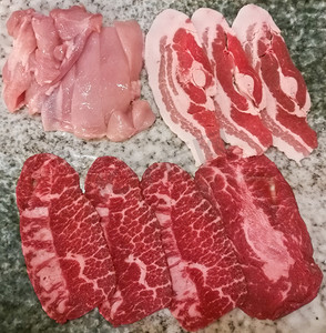 牛摄影照片_Supreme 特级和牛碎牛肉、鸡肉和培根