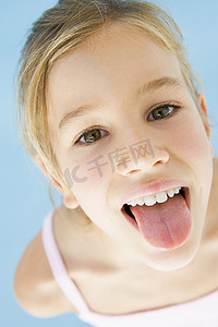 伸出舌头的年轻女孩