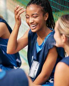 女人，在运动场上与投球社区的朋友或参加多元化团队建设活动的人一起欢笑或亲密接触。