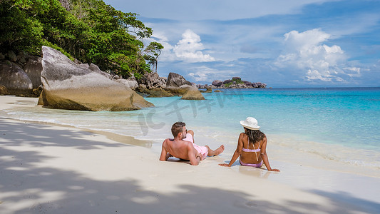 情侣海岛旅游摄影照片_泰国南部热带斯米兰群岛海滩上的情侣