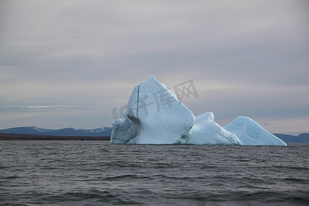 傍晚时分，在努纳武特的池塘湾附近的北极景观中搁浅的冰山和冰