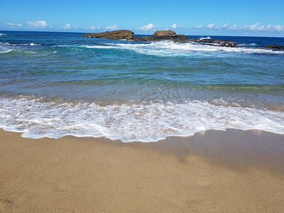 伊莎贝拉摄影照片_波多黎各伊莎贝拉海滩的沙子和海浪与十字架