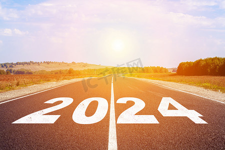 2024写在空柏油路中间的高速公路上