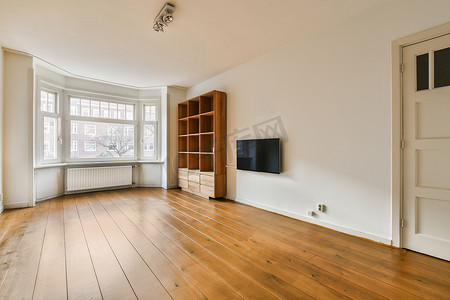 有木地板和一台电视的一个空的客厅