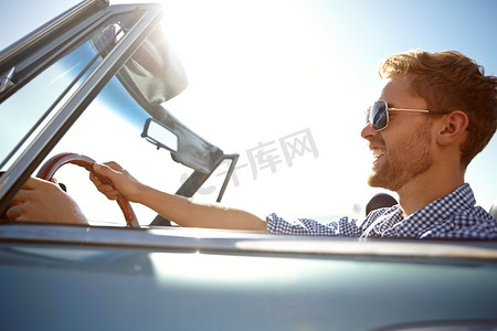 快乐之旅摄影照片_快乐的年轻人，开车去暑假、公路旅行或户外自由之旅。