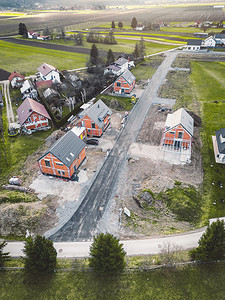 斯洛文尼亚乡村某处住宅区正在建造新房的垂直照片