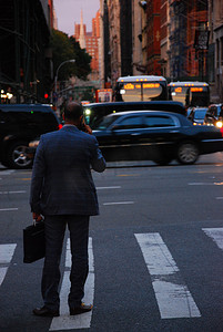 西装照摄影照片_纽约商人在美国纽约市街头用西装通话的背照