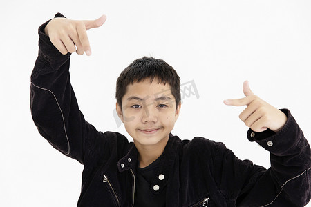 特写亚洲青少年男孩青少年跳舞嘻哈。
