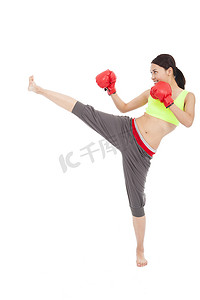 拳击可爱摄影照片_漂亮的运动型女人在踢
