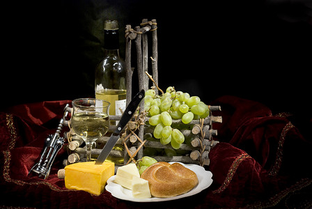大气水果摄影照片_葡萄酒、水果、奶酪和面包 - 低调