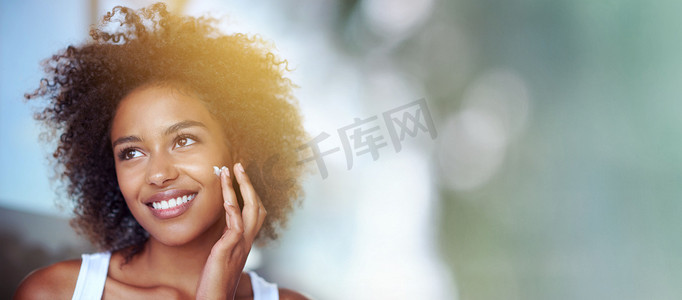 黑人女性的护肤品、美容霜和面部护理、面部护理和化妆品模型。