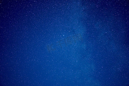 银河照片摄影照片_星夜星系星星宇宙中的空间尘埃，长曝光照片，有颗粒。