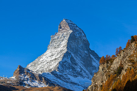 金色的马摄影照片_采尔马特上方著名的马特宏峰的壮丽景色