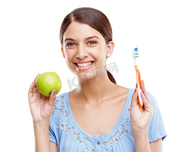 牙科、健康和苹果与妇女和牙刷用于营养、医疗和清洁。