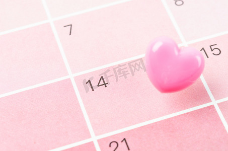 带有粉红色心形图钉的空白 2 月 14 日情人节日历。