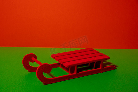 红色雪橇 红色和绿色等距风格的简约概念。