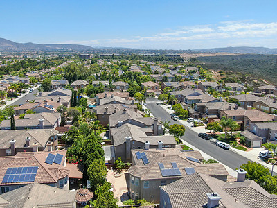 屋顶太阳能电池板的中产阶级住宅别墅鸟瞰图