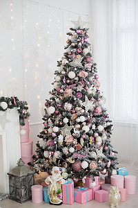 绿色和白色圣诞树，带粉色玩具新年冬季礼物装饰