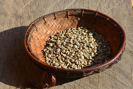 红色变绿色摄影照片_利用阳光使咖啡豆变干的过程。