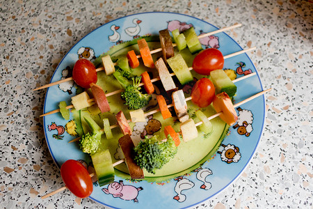 用蔬菜串为孩子们制作美味的蔬菜和水果。