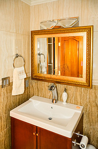 豪华住宅浴室带镜子的洗手盆
