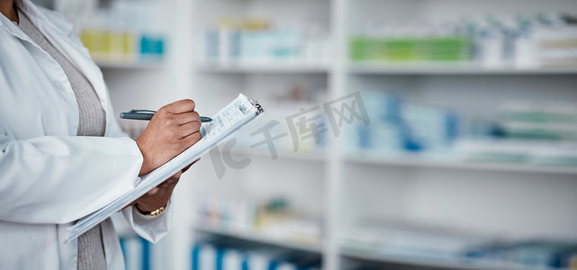 用于医疗库存检查、医药产品研究或药丸处方订单的妇女、手或药房剪贴板。 