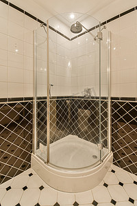 带淋浴和黑白瓷砖的浴室