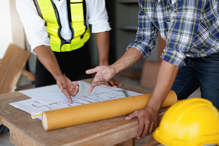 专业建筑师设计师结构工程师团队同事讨论建筑规划设计项目