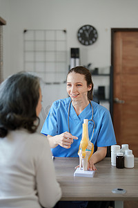 一位女医生与一位老年患者谈论骨关节炎的画像。
