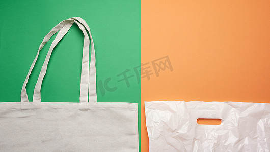 米色纺织环保袋和白色塑料袋，平躺