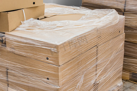 建筑工地一堆纸箱，建筑材料用保鲜膜包装