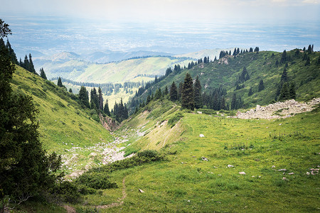 从远足小径到沿着 Kimasar 峡谷的 Furmanov 山，在阿拉木图山区欣赏阿拉木图市的景色。