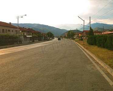 这条路通往山区，保加利亚美丽的风景