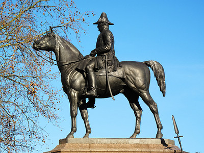 英国伦敦海德公园摄影照片_威灵顿骑着他的马哥本哈根站在海德公园角洛