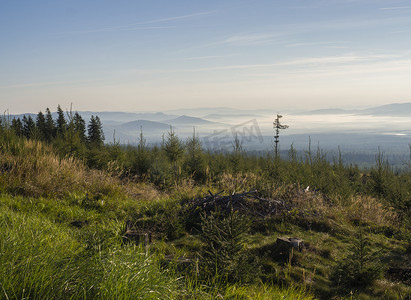 夏日清晨的山景，远处山峦的蓝色迷雾斜坡。