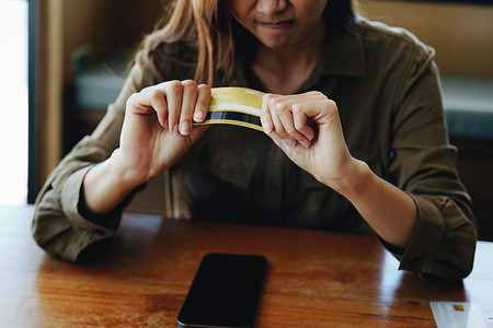 一位亚洲少女的肖像，她对信用卡在使用手机网上购物时被禁止表示不满