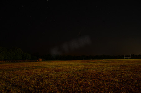 观察星空摄影照片_夜空中的 Neowise 彗星与来自美国弗吉尼亚州的星星